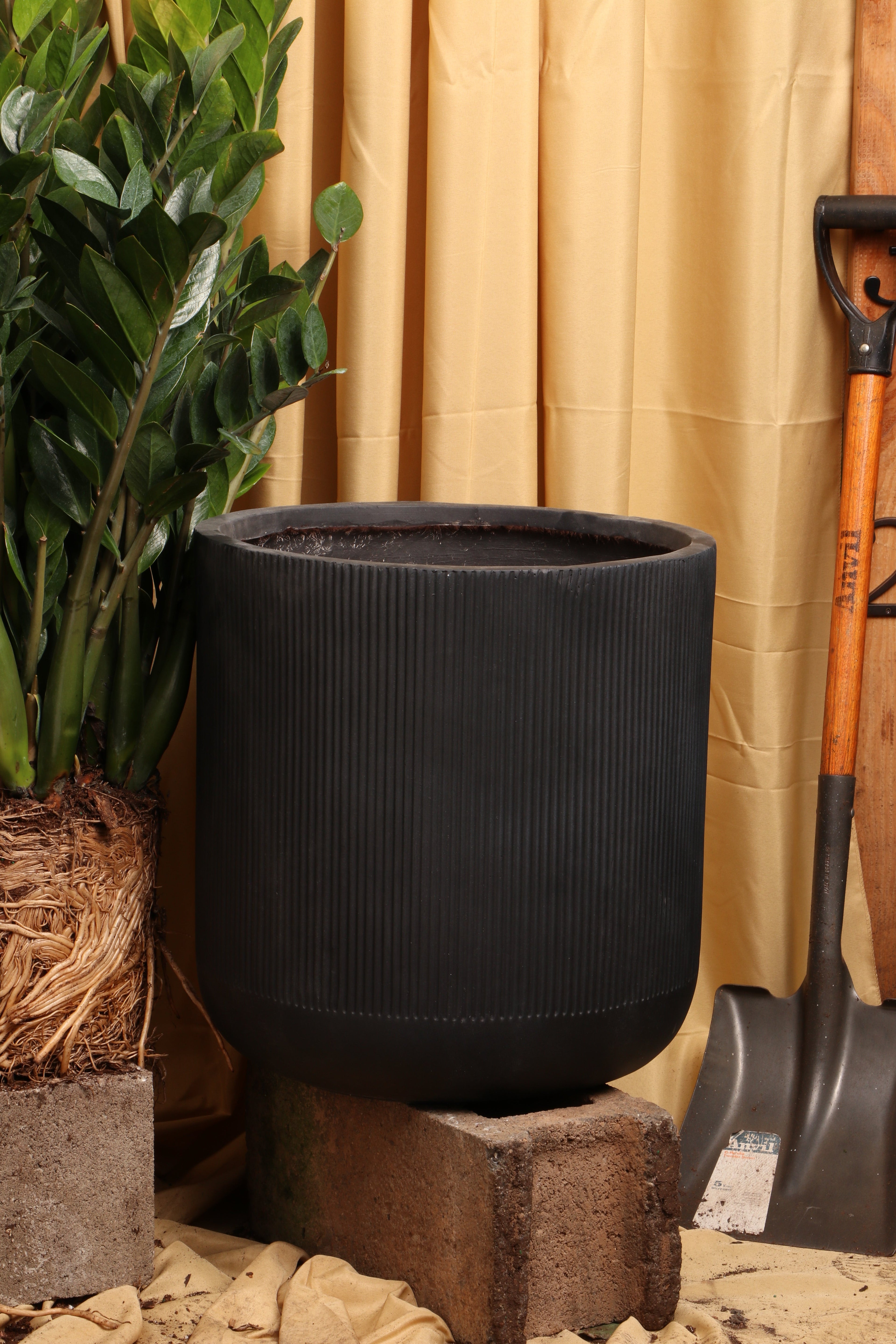 Weaves Fiberglass Planter (4LMS/