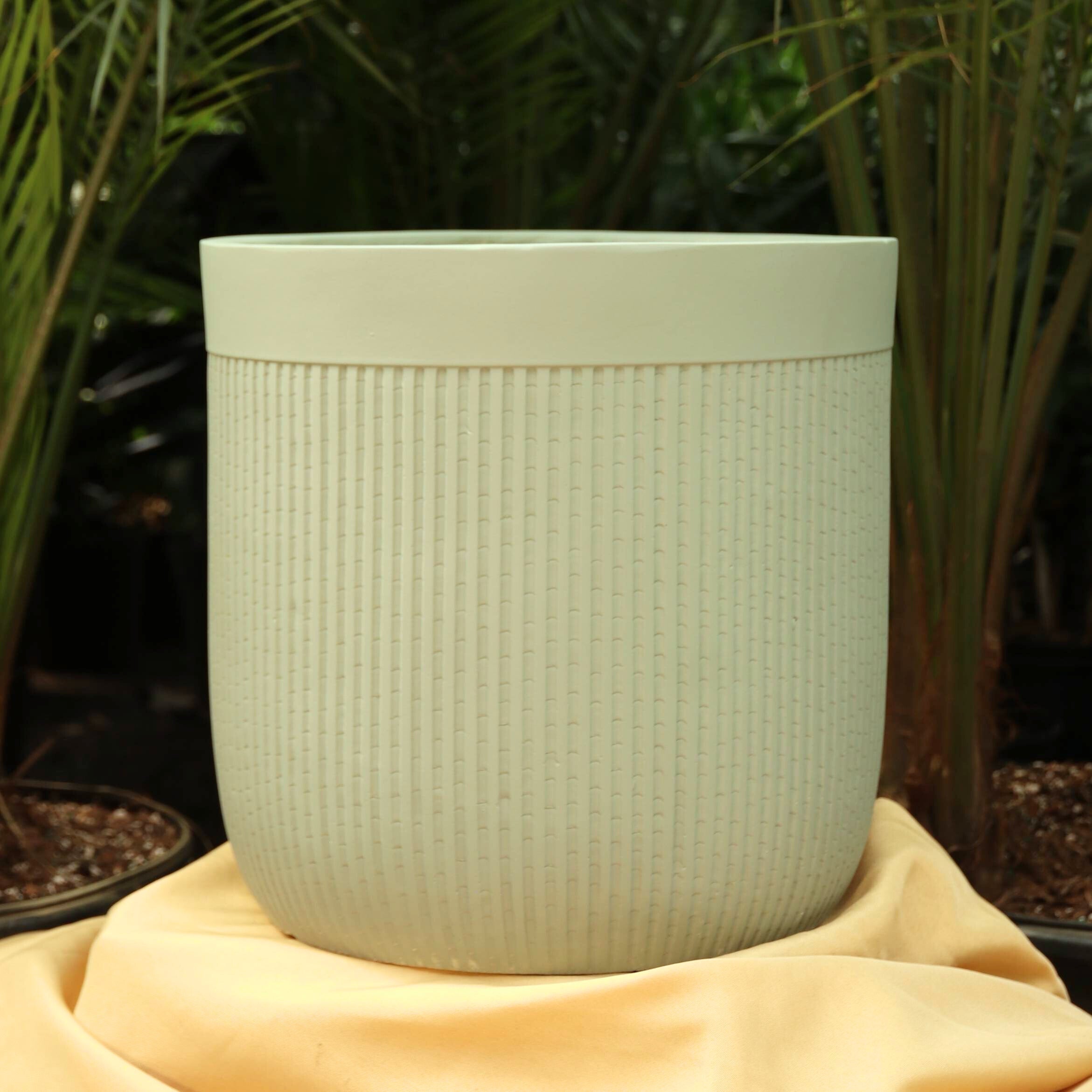 Weaves Fiberglass Planter (4LMS/