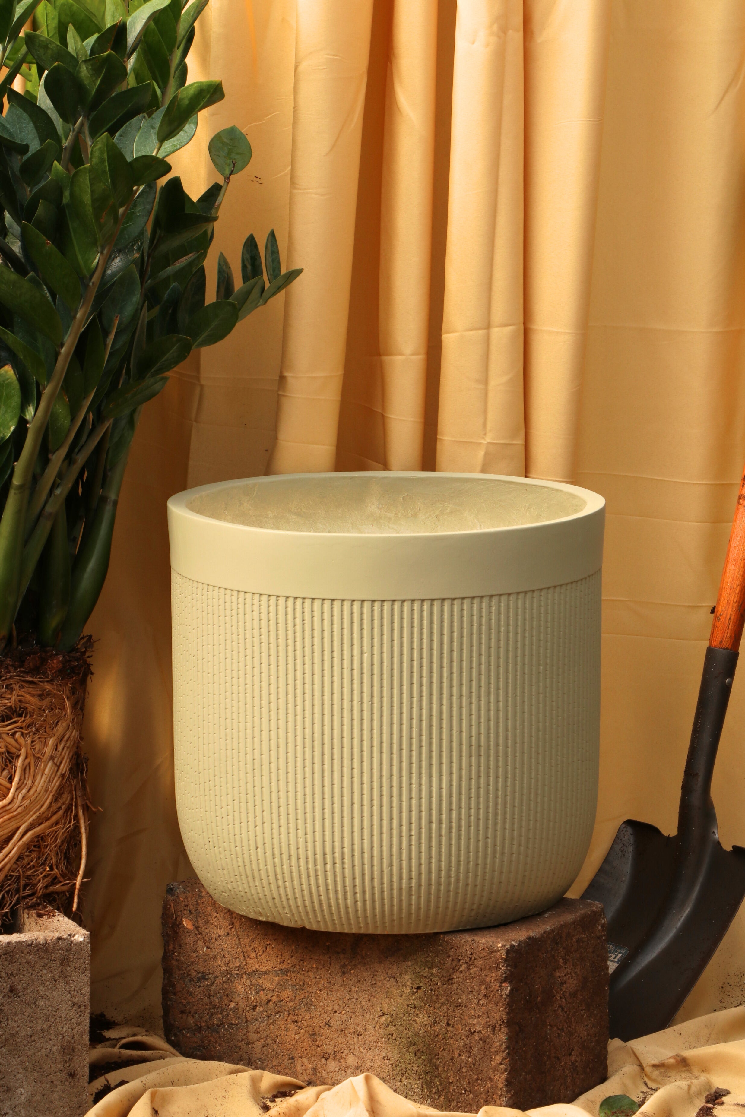 Weaves Fiberglass Planter (4LMS/