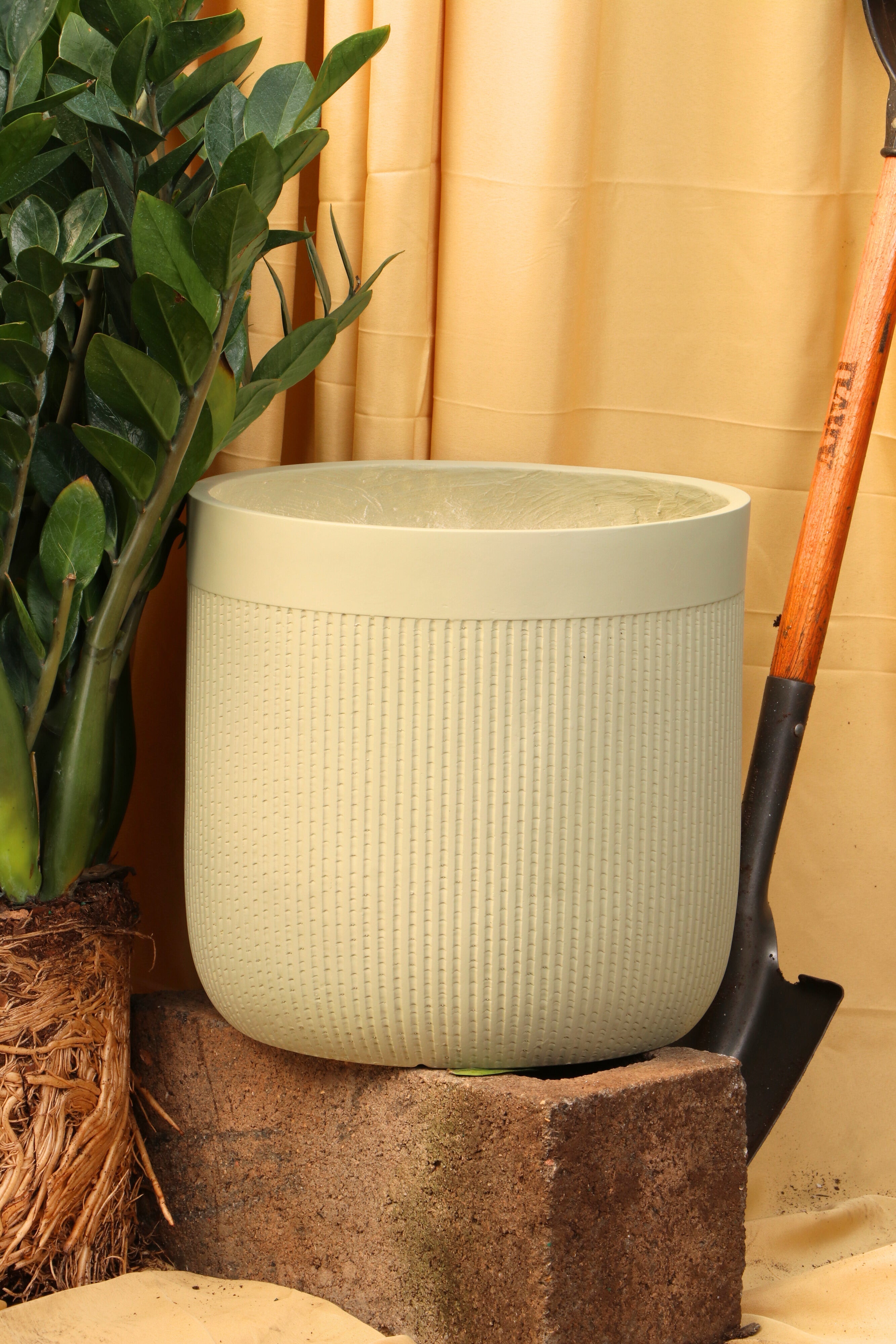 Weaves Fiberglass Planter (4LMS/