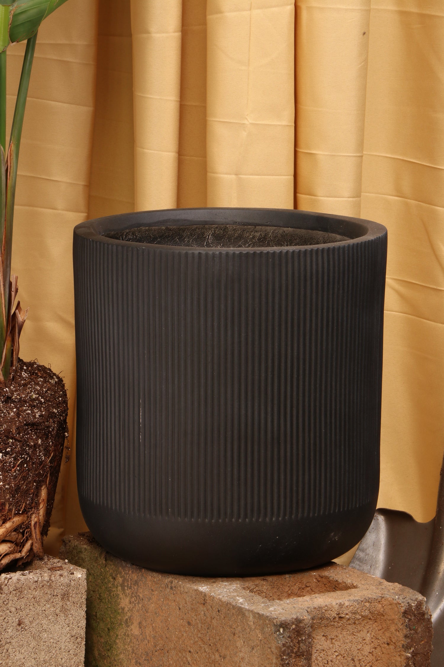Weaves Fiberglass Planter (4LMS/